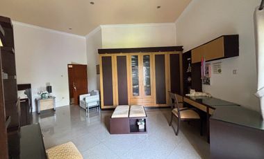 RUMAH MEWAH LUAS 982 M2 DI TANJUNG BUNGA MAKASSAR. 5+2 KAMAR TIDUR. FULL FURNISH DAN ELEKTORNIK.