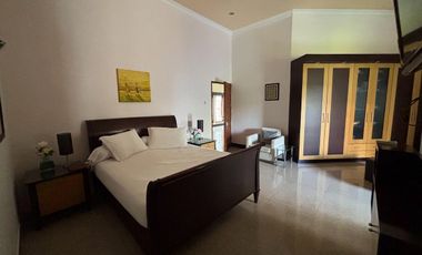 RUMAH MEWAH LUAS 982 M2 DI TANJUNG BUNGA MAKASSAR. 5+2 KAMAR TIDUR. FULL FURNISH DAN ELEKTORNIK.