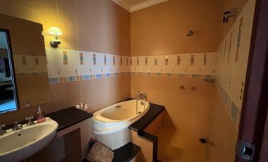 RUMAH MEWAH LUAS 982 M2 DI TANJUNG BUNGA MAKASSAR. 5+2 KAMAR TIDUR. FULL FURNISH DAN ELEKTORNIK.