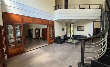 RUMAH MEWAH LUAS 982 M2 DI TANJUNG BUNGA MAKASSAR. 5+2 KAMAR TIDUR. FULL FURNISH DAN ELEKTORNIK.