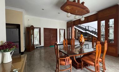 RUMAH MEWAH LUAS 982 M2 DI TANJUNG BUNGA MAKASSAR. 5+2 KAMAR TIDUR. FULL FURNISH DAN ELEKTORNIK.