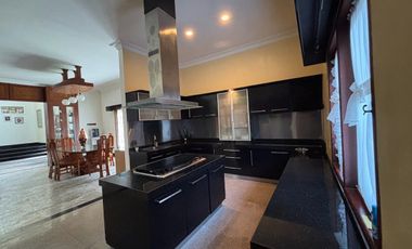 RUMAH MEWAH LUAS 982 M2 DI TANJUNG BUNGA MAKASSAR. 5+2 KAMAR TIDUR. FULL FURNISH DAN ELEKTORNIK.