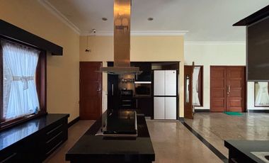 RUMAH MEWAH LUAS 982 M2 DI TANJUNG BUNGA MAKASSAR. 5+2 KAMAR TIDUR. FULL FURNISH DAN ELEKTORNIK.