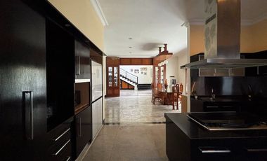 RUMAH MEWAH LUAS 982 M2 DI TANJUNG BUNGA MAKASSAR. 5+2 KAMAR TIDUR. FULL FURNISH DAN ELEKTORNIK.