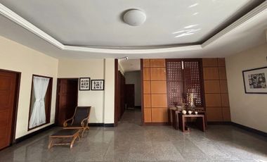 RUMAH MEWAH LUAS 982 M2 DI TANJUNG BUNGA MAKASSAR. 5+2 KAMAR TIDUR. FULL FURNISH DAN ELEKTORNIK.