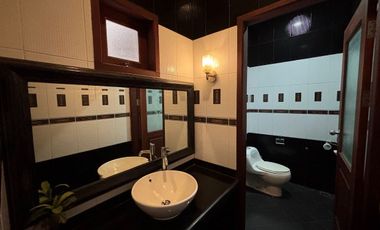 RUMAH MEWAH LUAS 982 M2 DI TANJUNG BUNGA MAKASSAR. 5+2 KAMAR TIDUR. FULL FURNISH DAN ELEKTORNIK.