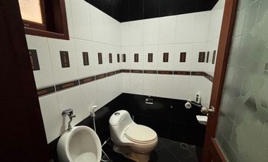 RUMAH MEWAH LUAS 982 M2 DI TANJUNG BUNGA MAKASSAR. 5+2 KAMAR TIDUR. FULL FURNISH DAN ELEKTORNIK.