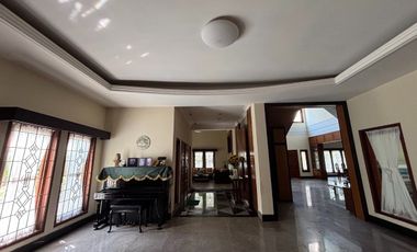 RUMAH MEWAH LUAS 982 M2 DI TANJUNG BUNGA MAKASSAR. 5+2 KAMAR TIDUR. FULL FURNISH DAN ELEKTORNIK.