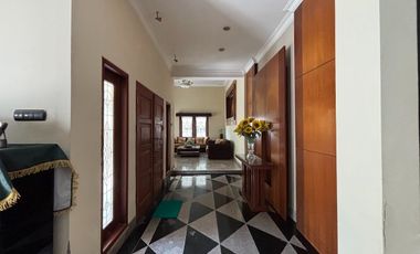 RUMAH MEWAH LUAS 982 M2 DI TANJUNG BUNGA MAKASSAR. 5+2 KAMAR TIDUR. FULL FURNISH DAN ELEKTORNIK.