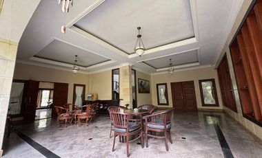 RUMAH MEWAH LUAS 982 M2 DI TANJUNG BUNGA MAKASSAR. 5+2 KAMAR TIDUR. FULL FURNISH DAN ELEKTORNIK.