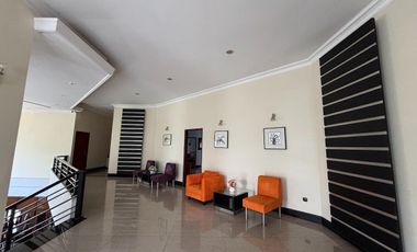 RUMAH MEWAH LUAS 982 M2 DI TANJUNG BUNGA MAKASSAR. 5+2 KAMAR TIDUR. FULL FURNISH DAN ELEKTORNIK.