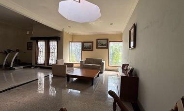 RUMAH MEWAH LUAS 982 M2 DI TANJUNG BUNGA MAKASSAR. 5+2 KAMAR TIDUR. FULL FURNISH DAN ELEKTORNIK.