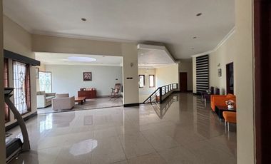 RUMAH MEWAH LUAS 982 M2 DI TANJUNG BUNGA MAKASSAR. 5+2 KAMAR TIDUR. FULL FURNISH DAN ELEKTORNIK.