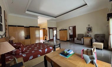RUMAH MEWAH LUAS 982 M2 DI TANJUNG BUNGA MAKASSAR. 5+2 KAMAR TIDUR. FULL FURNISH DAN ELEKTORNIK.