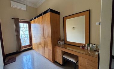 RUMAH MEWAH LUAS 982 M2 DI TANJUNG BUNGA MAKASSAR. 5+2 KAMAR TIDUR. FULL FURNISH DAN ELEKTORNIK.