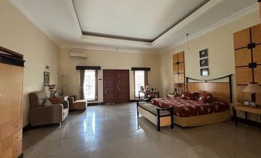 RUMAH MEWAH LUAS 982 M2 DI TANJUNG BUNGA MAKASSAR. 5+2 KAMAR TIDUR. FULL FURNISH DAN ELEKTORNIK.