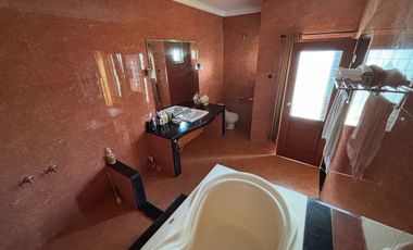 RUMAH MEWAH LUAS 982 M2 DI TANJUNG BUNGA MAKASSAR. 5+2 KAMAR TIDUR. FULL FURNISH DAN ELEKTORNIK.