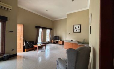RUMAH MEWAH LUAS 982 M2 DI TANJUNG BUNGA MAKASSAR. 5+2 KAMAR TIDUR. FULL FURNISH DAN ELEKTORNIK.