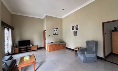 RUMAH MEWAH LUAS 982 M2 DI TANJUNG BUNGA MAKASSAR. 5+2 KAMAR TIDUR. FULL FURNISH DAN ELEKTORNIK.