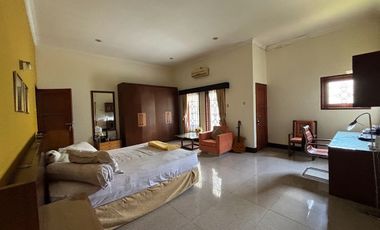 RUMAH MEWAH LUAS 982 M2 DI TANJUNG BUNGA MAKASSAR. 5+2 KAMAR TIDUR. FULL FURNISH DAN ELEKTORNIK.