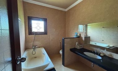 RUMAH MEWAH LUAS 982 M2 DI TANJUNG BUNGA MAKASSAR. 5+2 KAMAR TIDUR. FULL FURNISH DAN ELEKTORNIK.