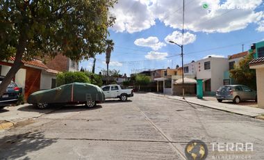 Se renta casa en en una privada de la Misión, en Celaya, Guanajuato, una excelente ubicación, prácticamente atrás de Parque Celaya, con todos los serv