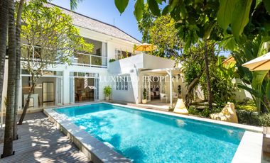 DIJUAL VILLA MEWAH 4KT SIAP HUNI DENGAN DESAIN MODERN & SENTUHAN BALI