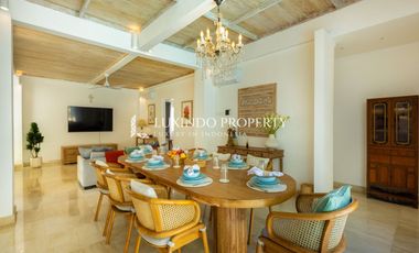 DIJUAL VILLA MEWAH 4KT SIAP HUNI DENGAN DESAIN MODERN & SENTUHAN BALI