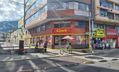 VENTA LOCAL COMERCIAL, AV 10 DE AGOSTO Y RIOFRIO. ESQUINERO