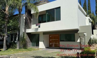 VALLE REAL. COTO NAPOLES. RENTA CASA MINIMALISTA. 3. Reca. 4. Autos.  Doble Seguridad., FRENTE A PARQUE. ZAPOPAN.
