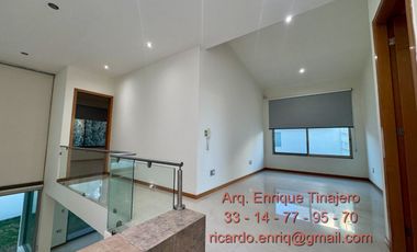 VALLE REAL. COTO NAPOLES. RENTA CASA MINIMALISTA. 3. Reca. 4. Autos.  Doble Seguridad., FRENTE A PARQUE. ZAPOPAN.