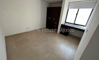 Casa en renta en Zibata | 3 recamaras | Sala de TV | Jardín