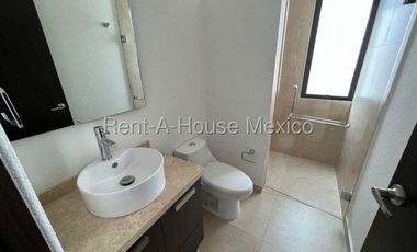 Casa en renta en Zibata | 3 recamaras | Sala de TV | Jardín