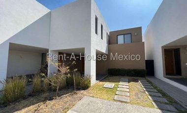 Casa en renta en Zibata | 3 recamaras | Sala de TV | Jardín