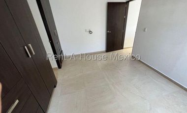 Casa en renta en Zibata | 3 recamaras | Sala de TV | Jardín
