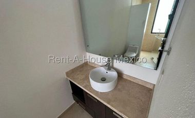 Casa en renta en Zibata | 3 recamaras | Sala de TV | Jardín