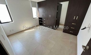 Casa en renta en Zibata | 3 recamaras | Sala de TV | Jardín