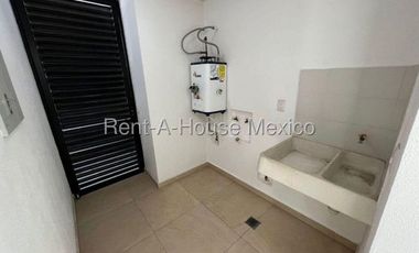 Casa en renta en Zibata | 3 recamaras | Sala de TV | Jardín