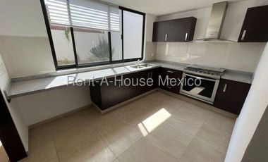 Casa en renta en Zibata | 3 recamaras | Sala de TV | Jardín