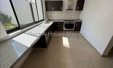 Casa en renta en Zibata | 3 recamaras | Sala de TV | Jardín