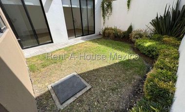 Casa en renta en Zibata | 3 recamaras | Sala de TV | Jardín