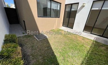 Casa en renta en Zibata | 3 recamaras | Sala de TV | Jardín