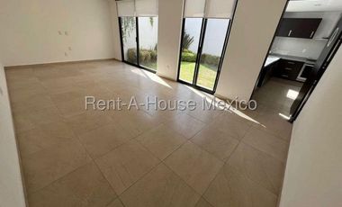 Casa en renta en Zibata | 3 recamaras | Sala de TV | Jardín
