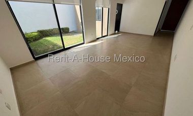 Casa en renta en Zibata | 3 recamaras | Sala de TV | Jardín