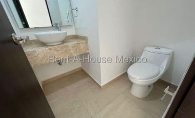 Casa en renta en Zibata | 3 recamaras | Sala de TV | Jardín