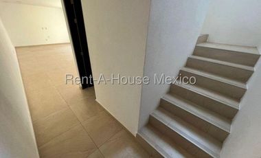 Casa en renta en Zibata | 3 recamaras | Sala de TV | Jardín