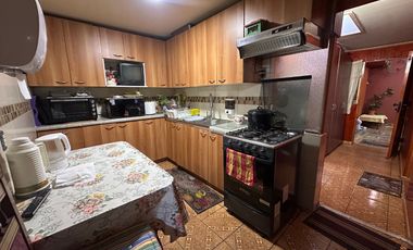 SE VENDE HERMOSA Y AMPLIA CASA, SALTO, RECOLETA.