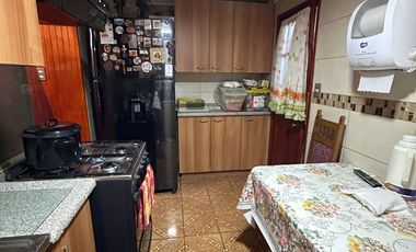 SE VENDE HERMOSA Y AMPLIA CASA, SALTO, RECOLETA.