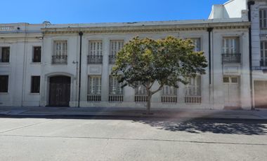 Ubicación Privilegiada: Amplia Casa para Instituciones Públicas, Frente a Plaza de Armas