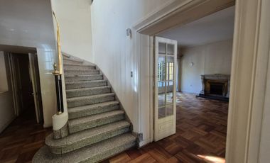 Ubicación Privilegiada: Amplia Casa para Instituciones Públicas, Frente a Plaza de Armas